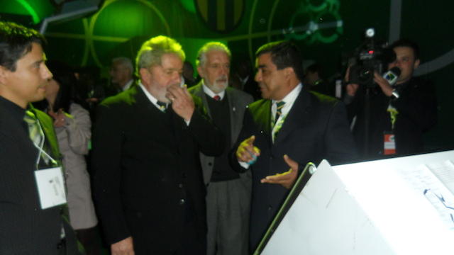 O inventor na África do Sul mostrando um de seus inventos para Lula, que na época visitou o stand do inventor na Feira Casa Brasil, promovida na última Copa