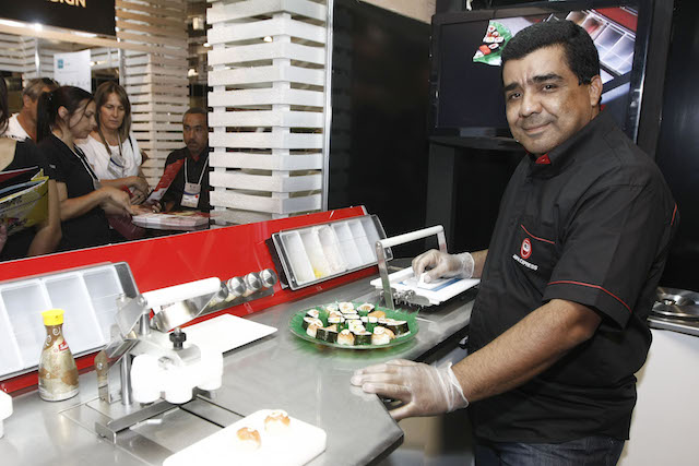 Eugênio Santos começa a comercializar como franquias, quiosques com máquinas de fazer sushi