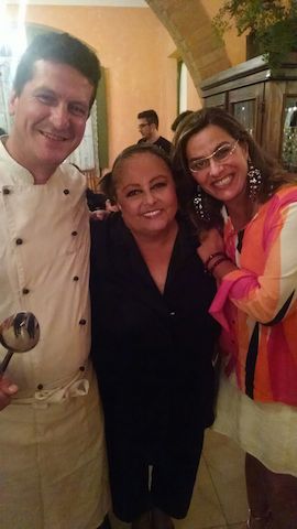 Chef Dino Piselli e a esposa Paula Ferro moldurando Maria Creusa